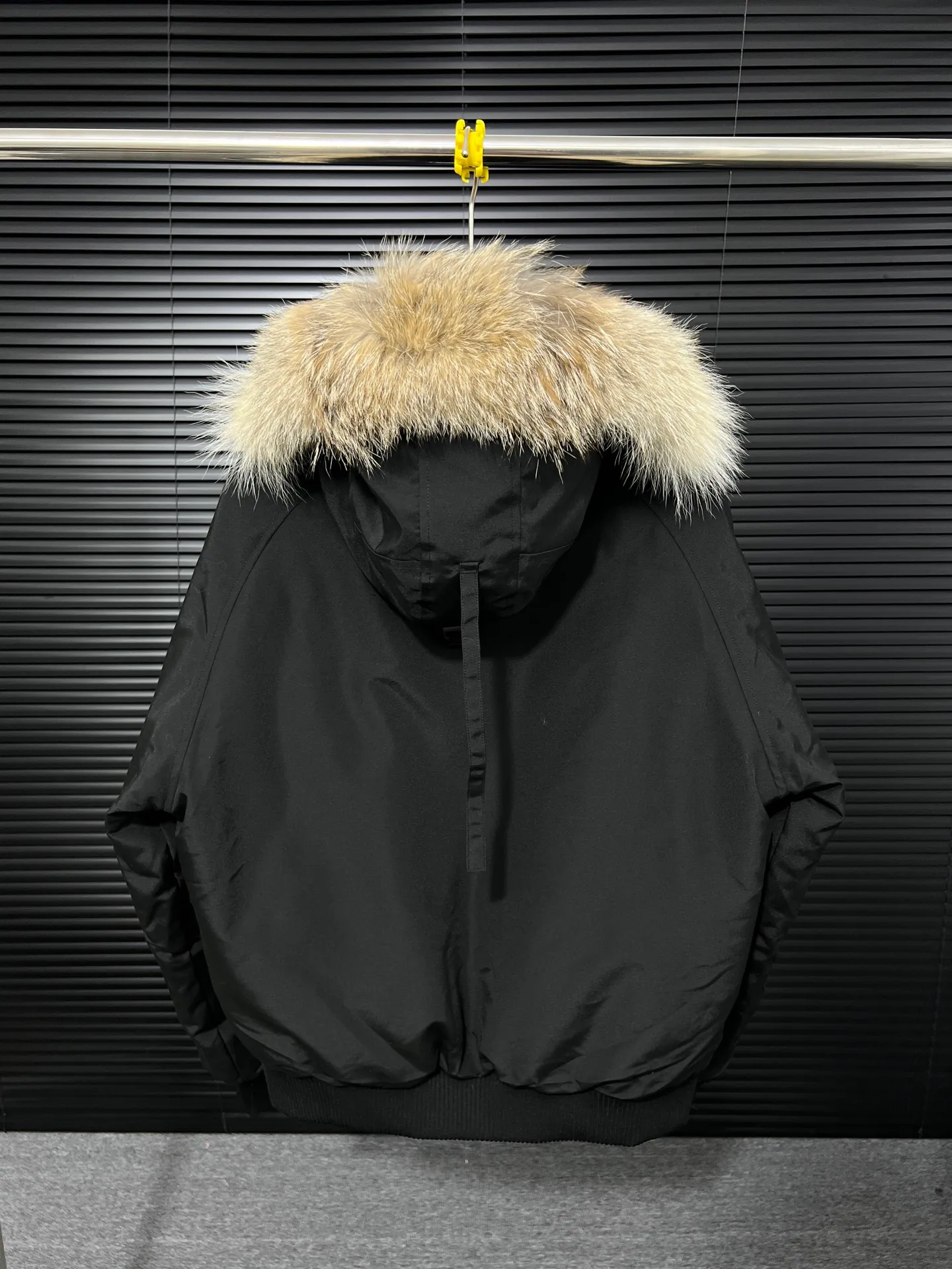 P720 🆕Top version! Comes with a tote bag! Chip version💰𝑪𝒂𝒏𝒂𝒅𝒂 𝑮𝒐𝒐𝒔𝒆/Canada Goose Chilliwack Goose 01 bomber jacket down! The top original replica version refers to the highest version in China currently (there is no one) ⚠️Note: There is no foundry in China! ! ! Saying it is original order, ZP goods, pure original goods, etc. is just a gimmick by some peers. Do not be deceived!  ⚠️Note: The latest version of this year’s authentic product has a strap (the latest version can be bought at the newly opened Galeries Lafayette Canada Goose counter in Beijing) ⚠️Note: (The authentic product does not have blue wash marks this year) Version comparison introduction 1⃣️Top replica: Made of 18-count polyester-cotton blended fabric imported from South Korea (authentic synchronized fabric), national standard 90 white duck down, western Canadian coyote hair 2⃣️Mid-range version: Made of domestically produced 21-count polyester-cotton fabric, 50% standard white duck down, Eastern Canada coyote hair, top original goose analysis Analysis 1 (wolf hair): All customers are guaranteed to receive a fur collar that is grayer than the original color. Each wolf hair is 55cm long and 14cm wide, all made from wild first-grade gray wolf skins in western Canada! Analysis 2 (Trademark): We use dyed embroidery thread to truly achieve 100% reproduction of the trademark, ensuring that the embroidery thread is exactly the same as ZP, with zero color difference and 100% reproduction of the map letters! (We can guarantee that no one in our industry is more attentive and professional than us!) Analysis 3 (fabric): As we all know, the Canada Goose ZP fabric in previous years was a 21-count polyester-cotton washed, calendered and brushed fabric that was relatively hard. Last year and this year, dozens of authentic products purchased were all made of 18-count pure cotton fabrics, and we finally decided to use 18-count polyester cotton! (ZP synchronized fabric) Analysis 4 (Accessories): Domestic exclusive version of Velcro, one to one Y-shaped double hook original Velcro, YKK zipper, exclusive original workmanship of washed threaded down jacket!  Authentic products are not 100% perfect and flawless. Authentic products also have velvet hair loss, and most of the authentic wolf fur is mainly eastern yellow wolf fur. (Because our wolf skins are all auctioned at the same auction house as authentic products) There is an auction list to prove it.  At the same time, I will teach you a trick: buy an authentic product from Tmall, buy a piece of clothing from a merchant you trust at the same time, and come back to compare the details. ⚠️ Remember you get what you pay for! Don't be greedy for small gains, or you will suffer big losses! Color: Black Navy Beige Graphite Gray Royal Blue Size: XS S M L 54 120 84 79 140-160 XL 56 124 86 81 160-180 XXL 58 128 88 83 180-200